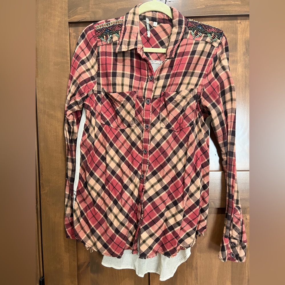 gimmicks by BKE Button Up with beadwork and back detail size Medium